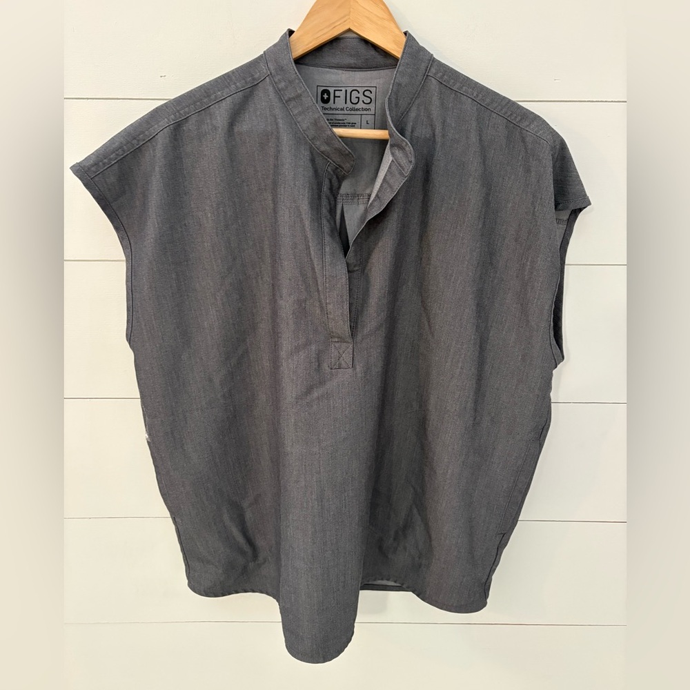 FIGS Women's Rafaela Oversized Scrub Top- Graphite